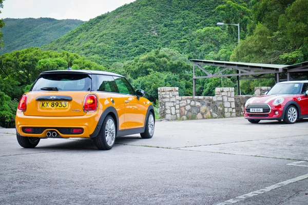 Mini Cooper teszt hajt a Hong Kong-ban — Stock Fotó