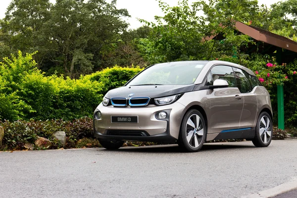 Detail von BMW i3 Elektroauto Armaturenbrett und Rad. Der BMW i3 ist ein  fünftüriger Elektro-Stadtwagen des deutschen Herstellers BMW  Stockfotografie - Alamy