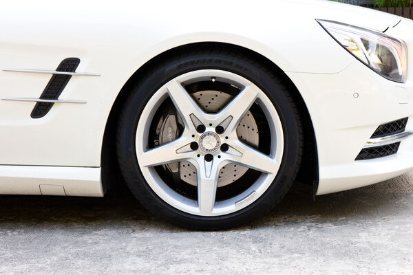 Mercedes-Benz SL 400 2014 года выпуска
