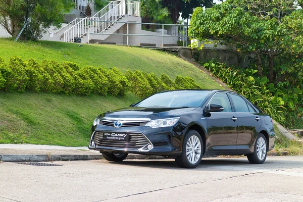 Toyota Camry híbrido 2014 prueba de conducción —  Fotos de Stock