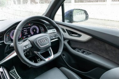 Hong Kong, Çin 27 Ağustos 2020: Audi Q7 2020 Direksiyon 27 Ağustos 2020, Hong Kong.