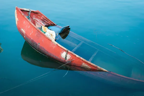 Skeppsbrott i fisken boat hamn — Stockfoto