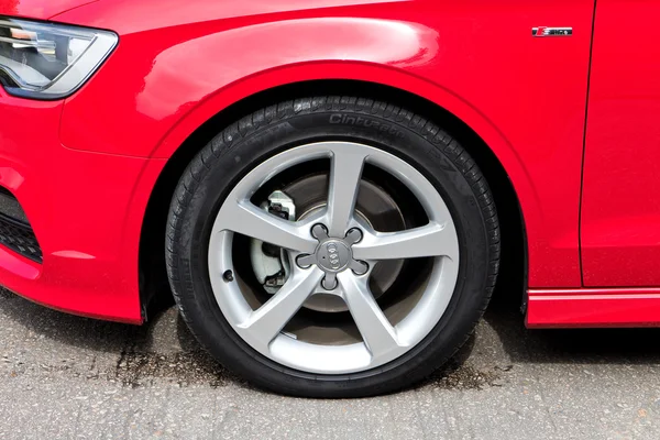 Audi Q3 Sedan 1.4 Ultra 2015 Wheel — Stock Photo, Image