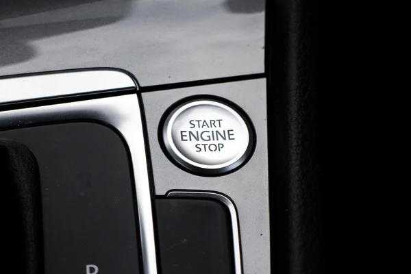 Запуск двигателя Volkswagen e-Golf 2015 года — стоковое фото