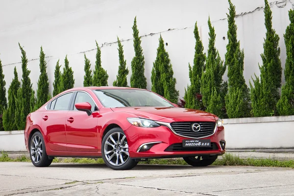 Тест-драйв Mazda6 YACTIV 2015 — стоковое фото