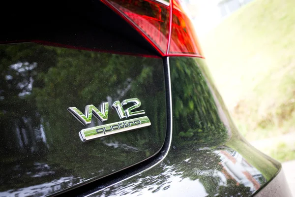 Тест-драйв Audi A8l W12 2014 — стокове фото