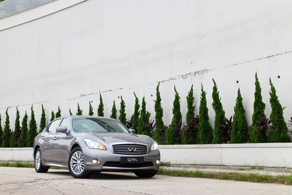 Infiniti Q70L Long Wheel Base Sedán. Vista frontal . — Foto de Stock