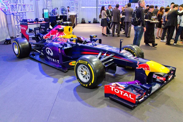 Red Bull F1 Q100 závodní auto displej na 23 května 2014 v Hong Kongu. — Stock fotografie