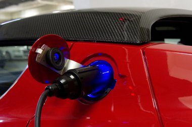 Elektrikli otomobil fişi ile şarj