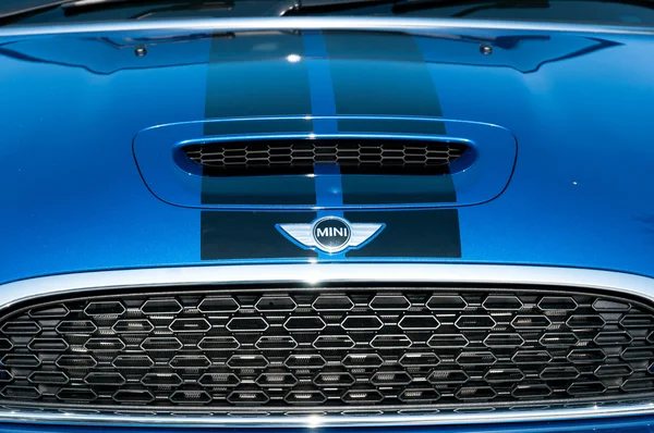Mini brand logo on engine cover, with blue colour body. — Stock Photo, Image