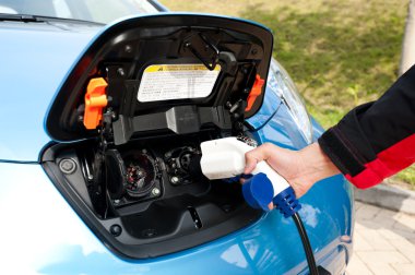 Noktası elektrikli ve hibrit araba için şarj