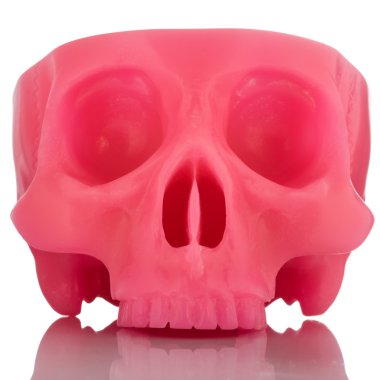 doğal yansıması ile beyaz bir arka plan üzerinde pembe plastik kafatası