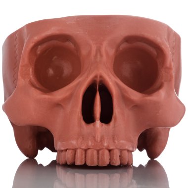 doğal yansıması ile beyaz bir arka plan üzerinde koyu kırmızı plastik kafatası