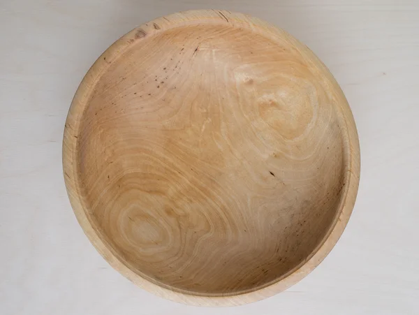 Plato de madera sobre fondo de madera — Foto de Stock