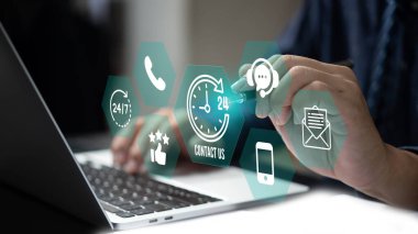 Bizimle iletişime geçmek için görsel ekranı olan bir iş adamı.