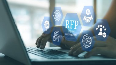 RFP konsept simgeleri üzerinde görsel ekran kullanan bir iş adamı, Teklif (RFP) konsepti için istek.