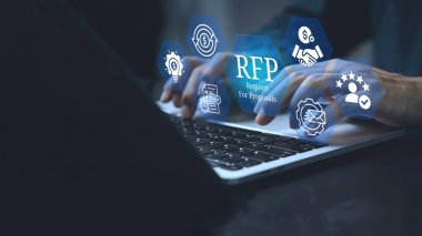 RFP konsept simgeleri üzerinde görsel ekran kullanan bir iş adamı, Teklif (RFP) konsepti için istek.