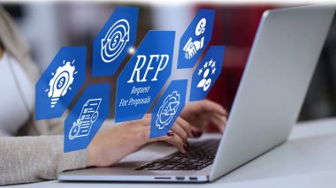 RFP konsept simgeleri üzerinde görsel ekran kullanan bir iş adamı, Teklif (RFP) konsepti için istek.