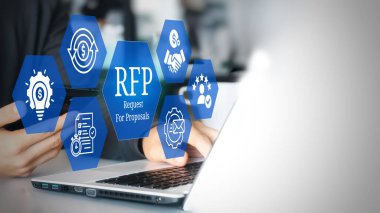 RFP konsept simgeleri üzerinde görsel ekran kullanan bir iş adamı, Teklif (RFP) konsepti için istek.