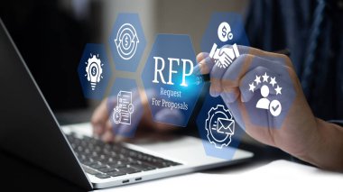 RFP konsept simgeleri üzerinde görsel ekran kullanan bir iş adamı, Teklif (RFP) konsepti için istek.