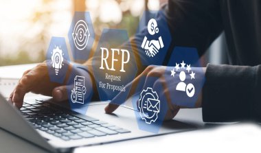RFP konsept simgeleri üzerinde görsel ekran kullanan bir iş adamı, Teklif (RFP) konsepti için istek.