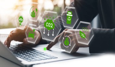 Küresel ısınma, CO2 emisyon konseptini azaltın. CO2 emisyon kavramını azaltmak için görsel ekranı olan bir iş adamı.
