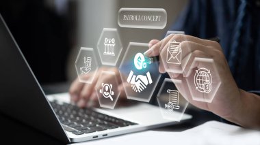 Maaş işi konsepti, maaş yönetimi kavramında görsel ekranı olan bir iş adamı dizüstü bilgisayar kullanıyor.