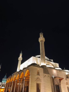 Geceleri minarelerle camiyi aydınlatırdı. Konya, Türkiye. Din, kültür, seyahat veya mimari temalar için mükemmel.