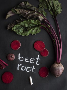 Siyah zemin üzerine kırmızı pancar