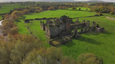 Canlı yeşil tarlalarda yuva yapmış antik harabelerin güzelliğini keşfedin. Huzurlu bir ülkede hafif akan su ve otlayan sığırlarla çevrili..