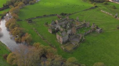 Eski bir yapının kalıntıları bereketli bir arazide huzur içinde yatıyor. Yumuşak bir nehir tarafından çerçevelenmiş ve ağaçlarla benekli yeşil alanlar bitmeden uzanıyor. Doğa tarihi çarpıcı bir sahnede geri istiyor..