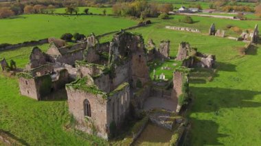 Doğa tarafından kucaklanan tarihi bir şatonun kalıntıları arasında dolaşmak, yıkık dökük duvarlar, zengin yeşillikler ve barışçıl manzaralar sergilemek. Geçmişe doğru sakin bir kaçış bekliyor..