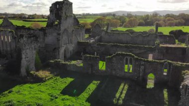 Antik taş duvarlar canlı yeşillikler arasında görkemli bir şekilde yükselir ve bu büyüleyici bölgenin tarihini gözler önüne serer. Doğa harabelerin etrafında gelişiyor açık mavi gökyüzünün altında yumuşak bulutlarla..