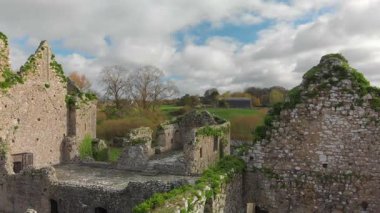 Topraktan yükselen antik taş yapılar, yeşil yosunlarla süslenmiş ve kayan tepelerin üzerine kurulmuş. Doğa bu sakin ve tarihi yerde gelişiyor, keşifleri davet ediyor..