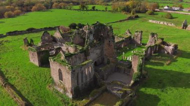 Canlı yeşil otlaklar ve ağaçlarla çevrili tarihi kalıntıların güzelliğini keşfedin. Antik taş yapısı yüzyıllardır ortaya çıkmayı bekleyen hikayeleri yansıtıyor..