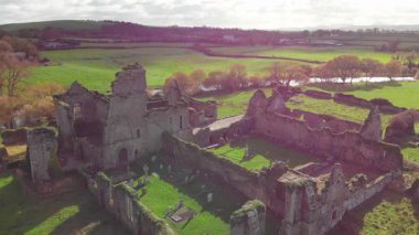 Resmedilmeye değer bir manzaraya gömülü tarihi kalıntıların güzelliğini keşfedin. Canlı yeşil alanlarla çevrili ve nazik bir nehirle çevrili yer, yansımayı ve keşfi davet ediyor..