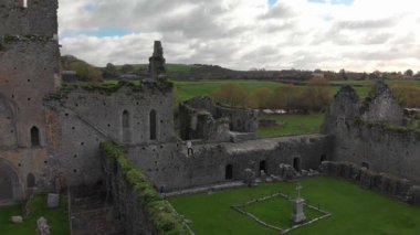 Ireland 'ın kırsalında kurulmuş görkemli bir ortaçağ şatosu kalıntısı keşfettim. Etkileyici taş duvarlar, doğanın canlı yeşilliklerle çevrili olduğu geçmişle ilgili hikayeler anlatıyor..