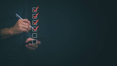 İşadamları, doğruluğu ve anlaşmayı onaylamak veya kabul etmek için engelleri işaretlediler. İnternet üzerinden çalışma kavramı