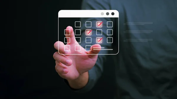 İş adamları verimli iş zamanı yönetiyor, atama hatırlatıcıları vurguluyor ve takvimdeki gündemleri, zaman yönetimi kavramlarını ve eylem planlarını görüşüyor.