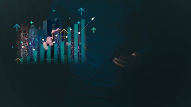 İşadamları emlak piyasasında sürekli büyüyen gayrimenkul grafikleri ve karlı strateji kavramını gösteriyorlar. Konut mallarının değeri ve gelişiminin analizi, faiz oranı