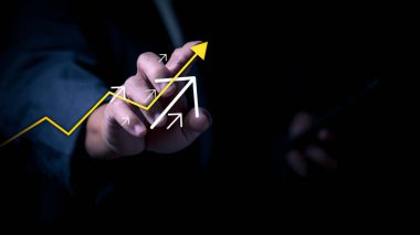 İş büyümesi kavramı veya işlemlerin ilerlemesi, iş adamı ilerleyen ve istikrarlı büyüme, çevrimiçi pazarlama ve veri analizi iletmek için yukarı doğru ok grafiği gösteriyor.