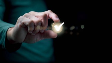 İşadamı kontrol işareti, kontrol listesi ve kalite kontrol konsepti tutuyor. Belge listesindeki görevler kontrol ediliyor. İş detaylarına bakıyorum. İşlem dizisi, İş projesi onayı.