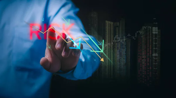 Riski azaltma ve önleme amaçlı stratejik hedef belirleme konsepti, iş adamı kendisi ve müşterileri için iyi kazanç sağlamak amacıyla gayrimenkul yatırımlarında risk yönetimi gösteriyor..