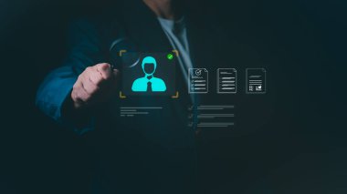 İş adamı, aday profili ve dijital özgeçmişini görüntülemek için büyüteç kullanıyor, insan kaynakları yönetimi, işe alım süreci, yetenek edinme ve profesyonel işe alım değerlendirmesi kavramı.