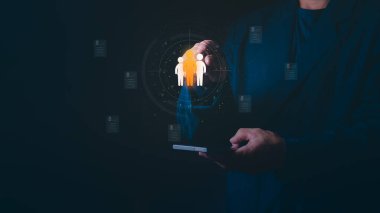 İş adamı dijital profillerden en iyi adayı seçmek için akıllı telefon kullanıyor, insan kaynakları yönetimi kavramı, adam toplama, yetenek edinme ve işe alım teknolojisi..