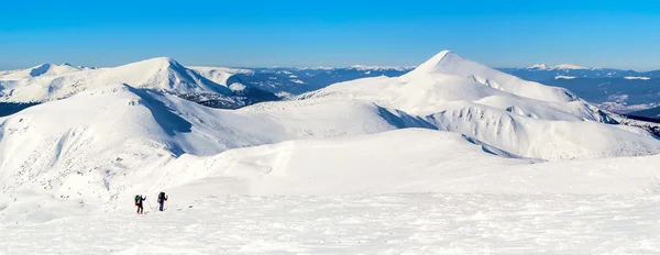 Ski touring on snowy mountain ridge — Stock fotografie