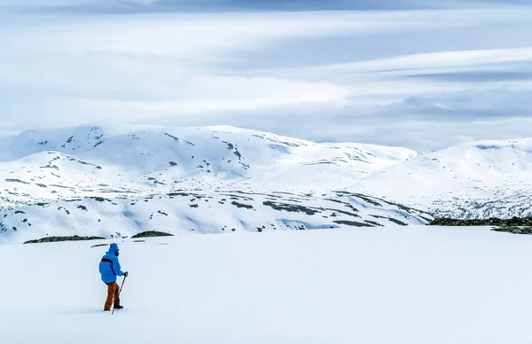 Hiking through the snowy winter mountains — Φωτογραφία Αρχείου