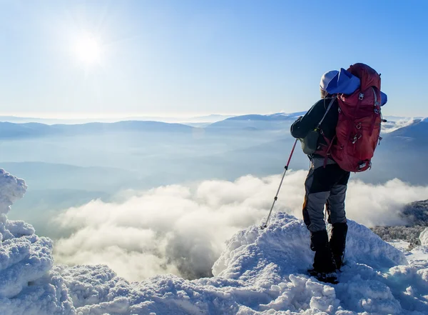 Mann über den Wolken — Stockfoto