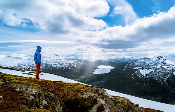 Hiker on a hilltop — Stok fotoğraf