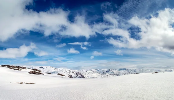 Vista nórdica de montaña nevada — Foto de Stock